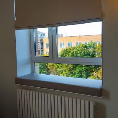 Бежевый матрас на подоконник на окно для мягкой посадки. Отзыв клиента Гливер, рейтинг 5 звезд.